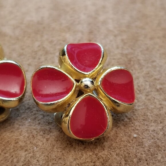 Vintage SPHINX Red Enamel Four-Leaf Clover Clip Earrings – Gold-Tone Lucky Charm - Picture 4 of 7
